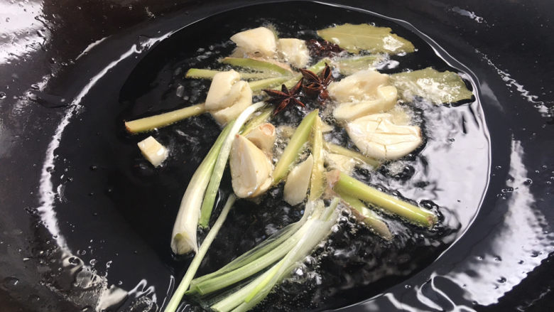 红烧素鸡,锅里留少许的底油,加入辅料爆香