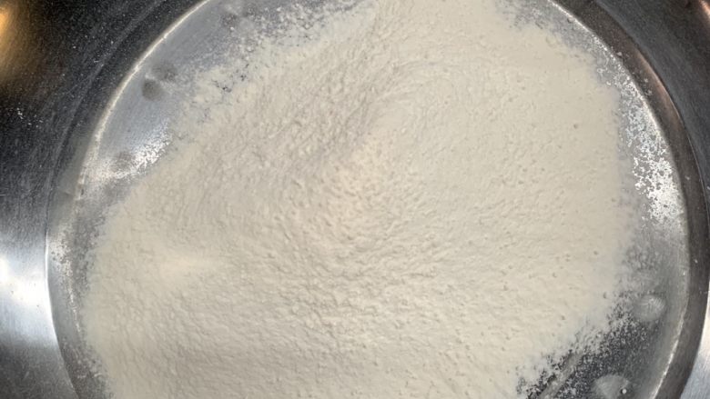 花朵千层饼,盆里筛入面粉。