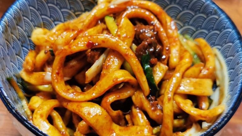 老北京炸酱面,伴均匀,即可享用。