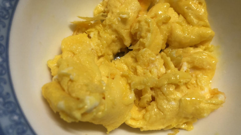 丝瓜炒鸡蛋,鸡蛋炒熟后盛出备用,鸡蛋不要炒老