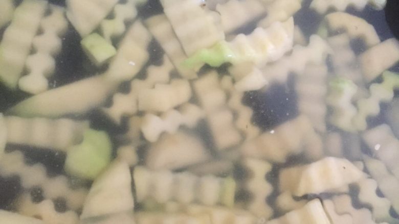 爆炒牛杂,起锅盛入水,烧开水倒入土豆,烧八成熟捞出来