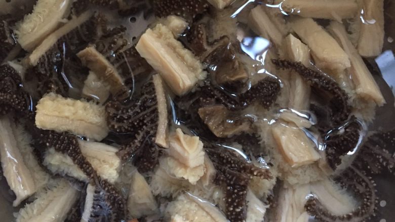 爆炒牛杂,用冷水冲洗一下,然后沥干水分备用