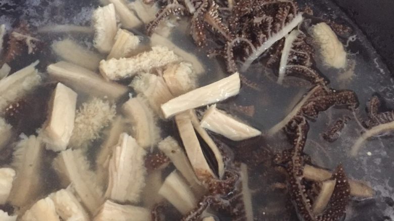 爆炒牛杂,牛百叶和牛肚也用开水焯一下,几分钟就起锅