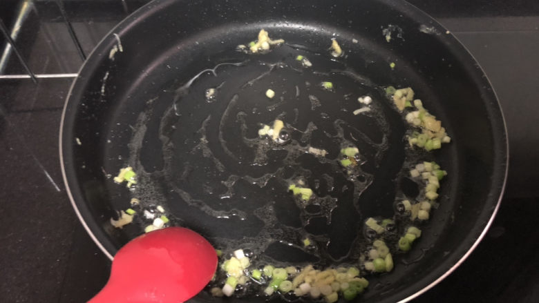 丝瓜炒鸡蛋➕绿阴幽草胜花时,热锅少许油,放入葱末姜丝小火煸香