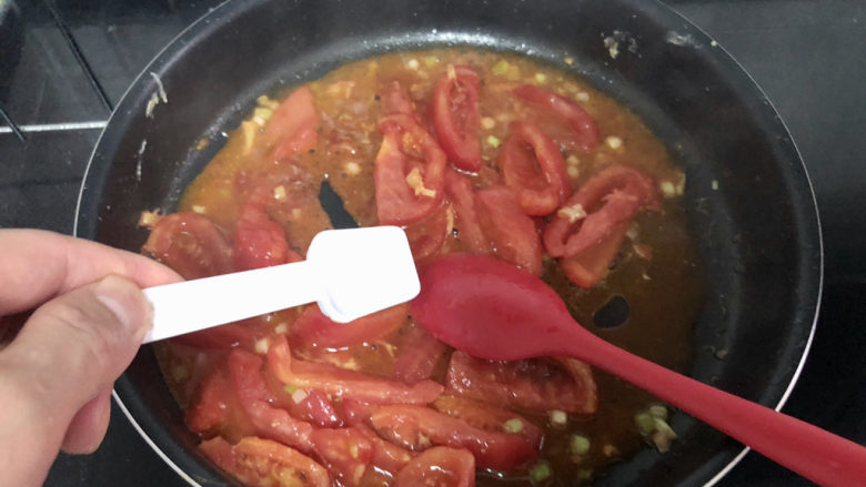 丝瓜炒鸡蛋➕绿阴幽草胜花时,加入一点食盐,可以加速番茄出汁,小火炖煮一两分钟番茄味浓