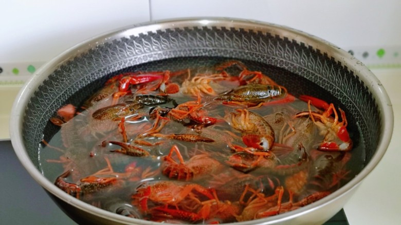 爆炒小龙虾,买回来的<a style='color:red;display:inline-block;' href='/shicai/ 285'>小龙虾</a>,冷水洗干净,冷水加盐泡30分钟,之后再把虾线拉出,用牙刷刷干净。(需要一点耐心哈,自己做的讲究的就是卫生)