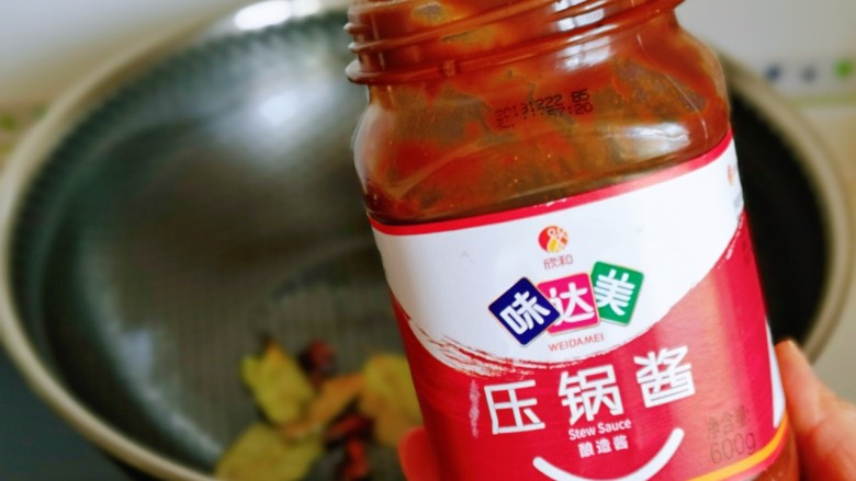 爆炒小龙虾,再加入压锅酱,带有一丝丝辣味。