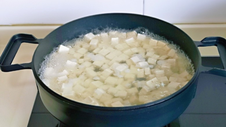 家常烧豆腐,北豆腐焯水,冷水下锅,大火烧开,煮2分钟,捞出淋干水分备用。
