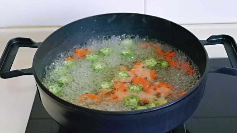 家常烧豆腐,胡萝卜与秋葵焯水,水烧开后下入,大火煮30秒捞出过冷水。