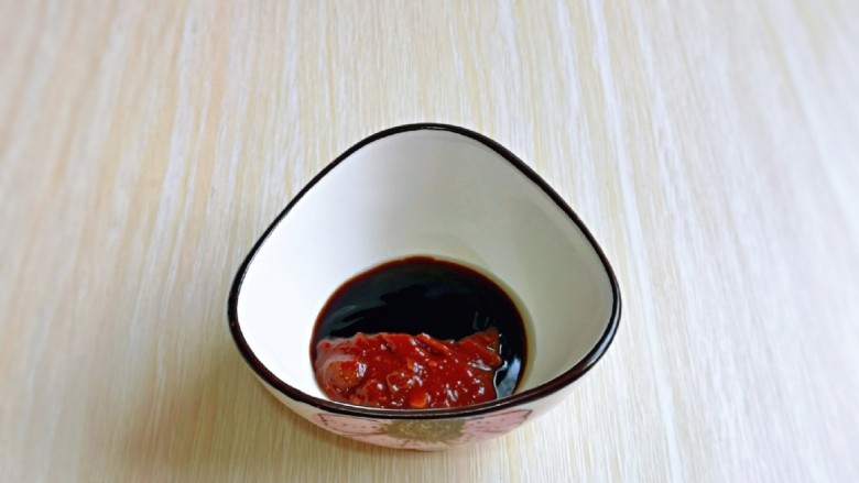 家常烧豆腐,<a style='color:red;display:inline-block;' href='/shicai/ 721'>蚝油</a>与黄豆辣酱放小碗中,加入纯净水搅拌均匀,放旁边备用。