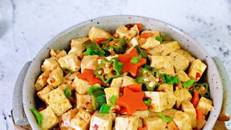 家常烧豆腐,老少皆宜的一道家常菜,好吃极了。