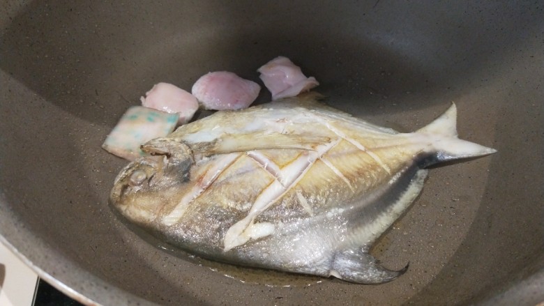 葱油鳊鱼,做鱼好吃关键要放猪皮煎制,在放入鱼煎制。