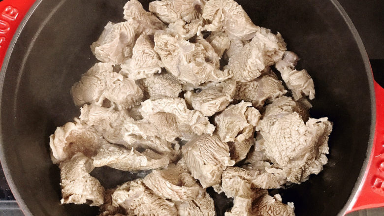 牛腱子炖萝卜,铸铁锅中放油,放入牛腱子肉