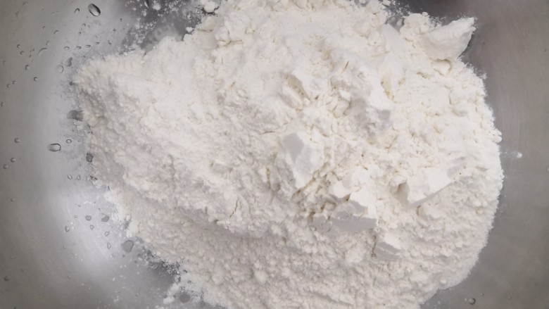 韭菜锅贴,称重准备好,300克面粉,放入盆中