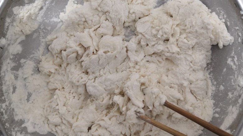 韭菜锅贴,加入温水,把面粉,搅拌成絮状