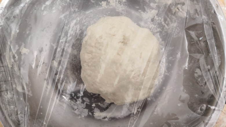 韭菜锅贴,盖上保鲜膜,醒30分钟