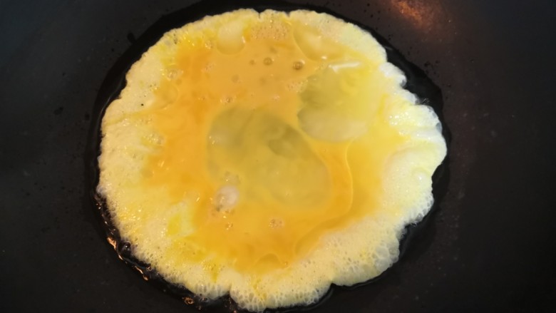 韭菜锅贴,倒入鸡蛋液,煎至鸡蛋,底部凝固