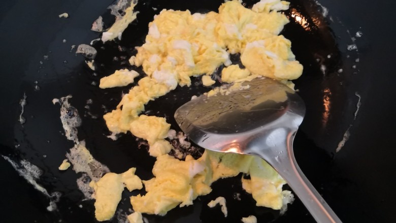 韭菜锅贴,鸡蛋底部凝固后,快速的翻炒,使鸡蛋成型,炒碎,然后关火
