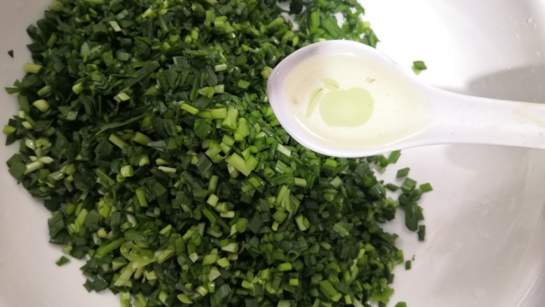 韭菜锅贴,放入20克油,防止韭菜,过早出水