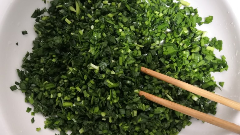 韭菜锅贴,用筷子,搅拌均匀后,备用