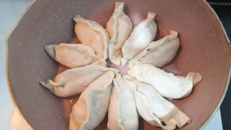 韭菜锅贴,放入锅贴,煎1分钟(我20个锅贴,分2锅)