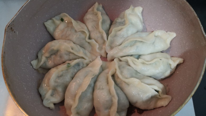 韭菜锅贴,到水烧干,这时,锅中的油,还在底部煎,观察锅贴底部是否金黄,煎到金黄后,关火盛出