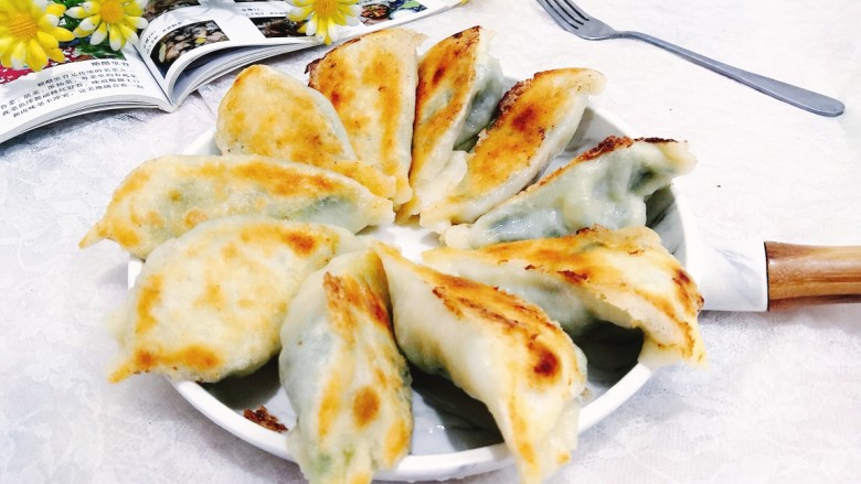 韭菜锅贴,盛盘上桌,每个锅贴,都有脆脆的底部,里面馅儿的汁水饱满