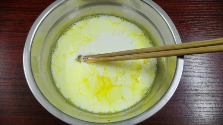 小吃蛋挞,既可作为早餐又是下午茶,蛋搅匀后加<a style='color:red;display:inline-block;' href='/shicai/ 219'>牛奶</a>,加白糖