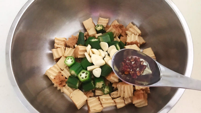凉拌素鸡,加入秋葵和蒜片,加入1勺花椒油