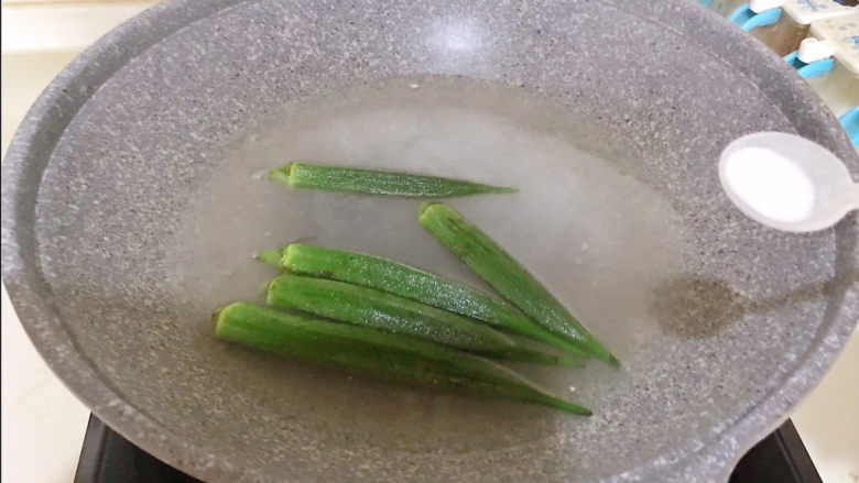 凉拌素鸡,水开后加入秋葵,焯水1分钟