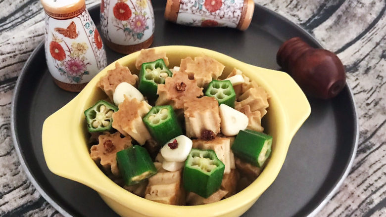 凉拌素鸡,凉拌素鸡风味独特,味觉有层次感,这是一道非常适合夏季食用的小菜~
