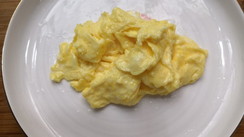 丝瓜炒鸡蛋,把炒好的鸡蛋,盛出备用