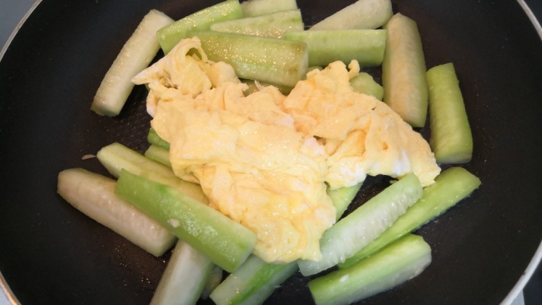 丝瓜炒鸡蛋,丝瓜回软,倒入鸡蛋