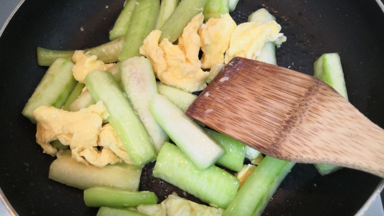 丝瓜炒鸡蛋,再次翻炒均匀,即可关火