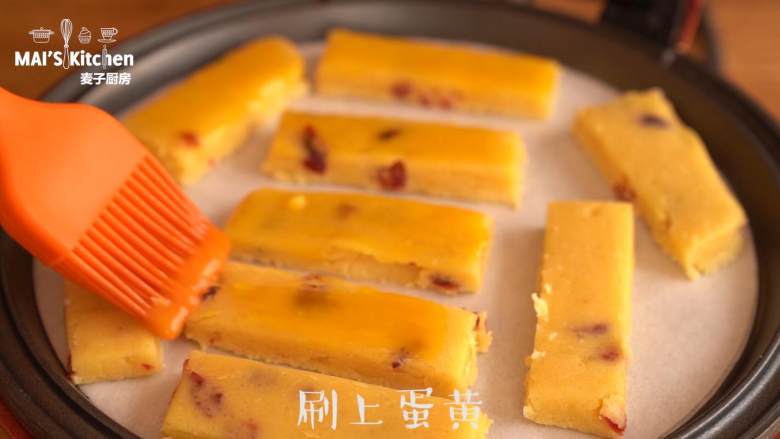 简单快手的【蔓越莓奶酥】,小红锅最高温预热完成后,铺入两张烘焙纸,放入饼胚,刷上蛋黄,盖上上盖,