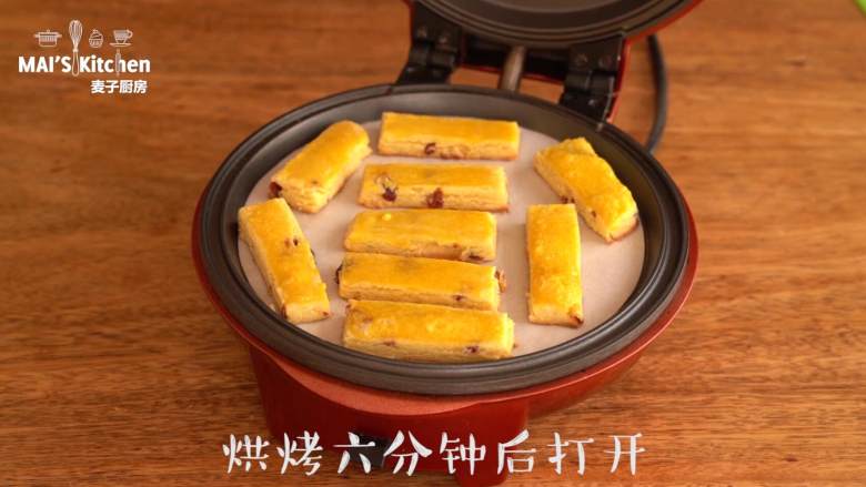 简单快手的【蔓越莓奶酥】,最高温烘烤6分钟。