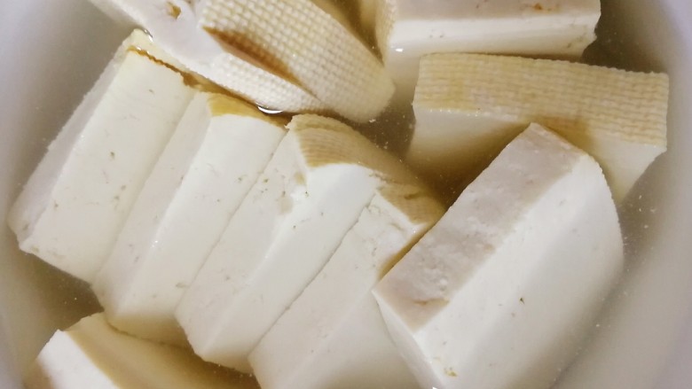 豆腐蒸蛋,开水里烫一分钟。