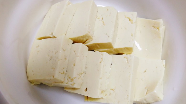 豆腐蒸蛋,取一半铺在碗底。