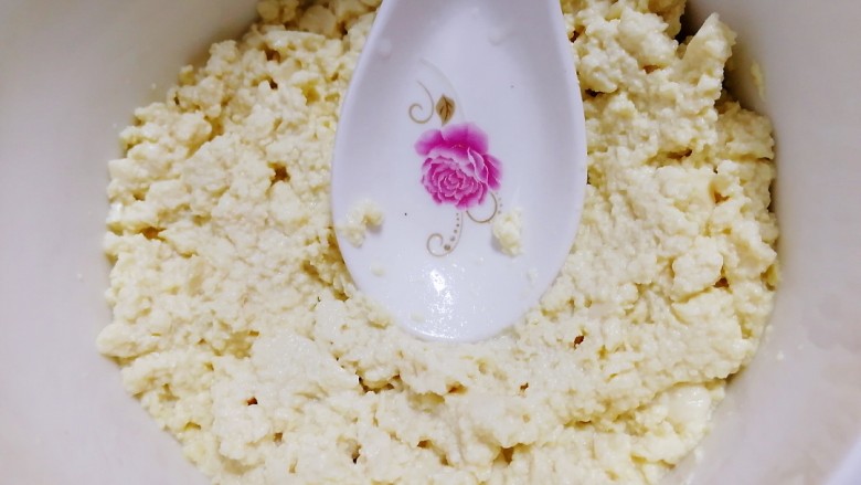 豆腐蒸蛋,另一半勺子压碎。