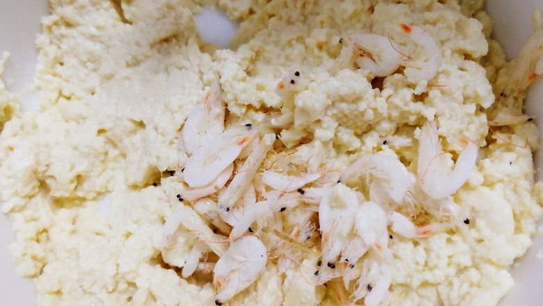豆腐蒸蛋,放入<a style='color:red;display:inline-block;' href='/shicai/ 288'>虾皮</a>。