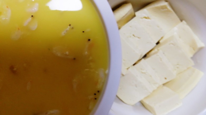 豆腐蒸蛋,把豆腐蛋液倒入大碗里。
