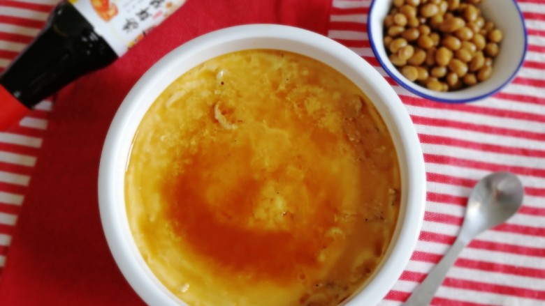 豆腐蒸蛋,淋上两小勺海鲜酱油。