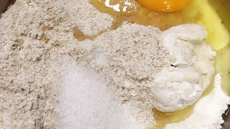 无油咸吐司,称好的材料放入面粉中,鸡蛋打入面粉中