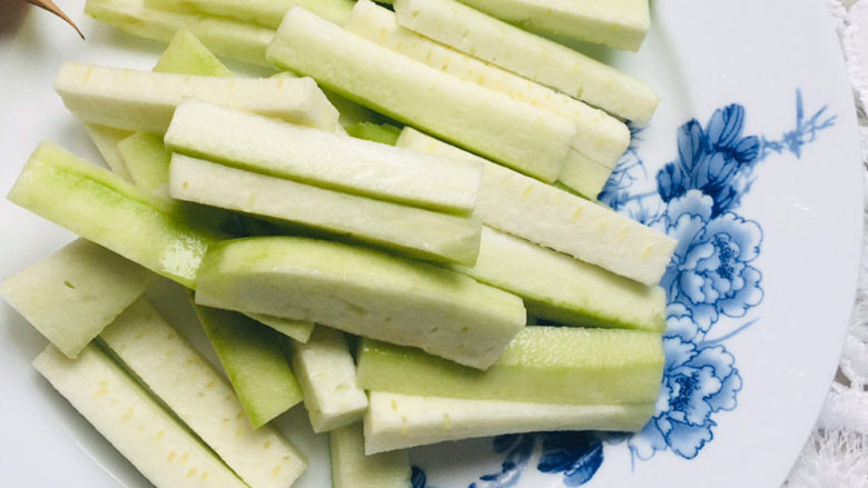 丝瓜炒鸡蛋,丝瓜洗净去皮,切条~