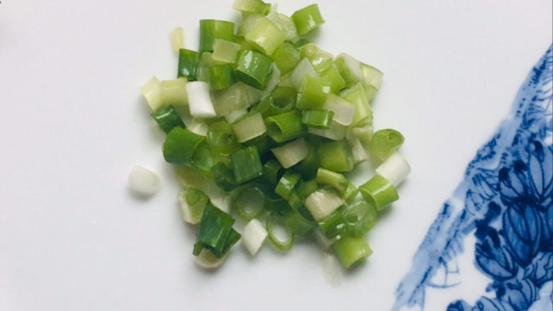 丝瓜炒鸡蛋,葱洗净切末~