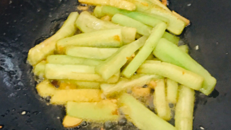 丝瓜炒鸡蛋,大火翻炒~