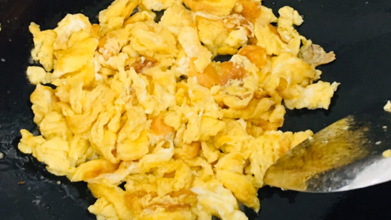 丝瓜炒鸡蛋,用铲子翻炒,鸡蛋铲碎~