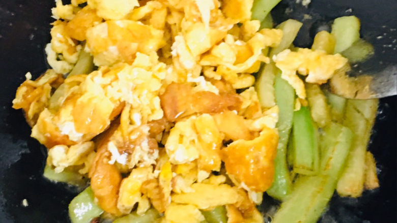 丝瓜炒鸡蛋,倒入鸡蛋翻炒均匀~