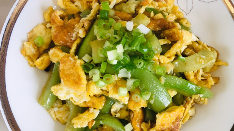 丝瓜炒鸡蛋,撒入葱花~