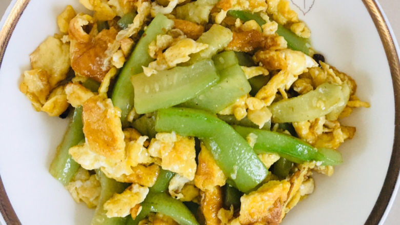 丝瓜炒鸡蛋,出锅装盘~